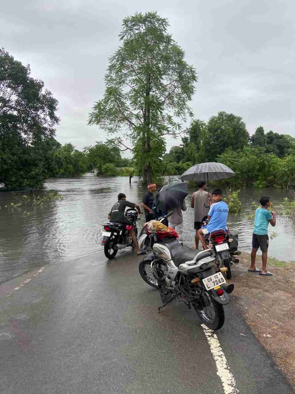 लीलागर नदी उफान पर, पुल के ऊपर से बह रही धार, मार्ग पर आवागमन ठप, राहगीरों को घूमकर जा रहे, बंद करना पड़ा स्कूल