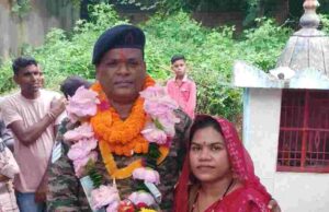 22 साल देश की सेवा कर घर लौटा जवान, लोगों ने डीजे और फूल मालाओं के साथ किया भव्य स्वागत