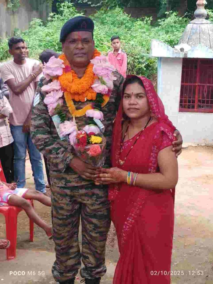22 साल देश की सेवा कर घर लौटा जवान, लोगों ने डीजे और फूल मालाओं के साथ किया भव्य स्वागत
