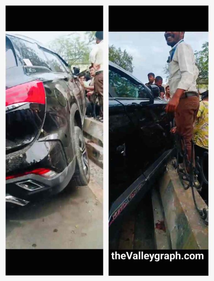 Korba: घंटाघर मार्ग पर एक तेज रफ्तार लक्जरी कार, बेकाबू होकर जा चढ़ी डिवाइडर के पार, देखिए Video