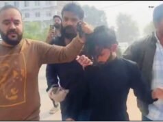 लड़की को ब्लैकमेल कर रहे युवक का मुंह काला किया, नाले की गंदगी पोती फिर बाल पकड़ ले आए थाने