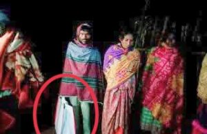 मिन्नतों के बाद भी एंबुलेंस नहीं मिली तो अपने 4 साल के मासूम बेटे के शव को अस्पताल से झोले में भरकर बस से घर लौटा बेबस पिता