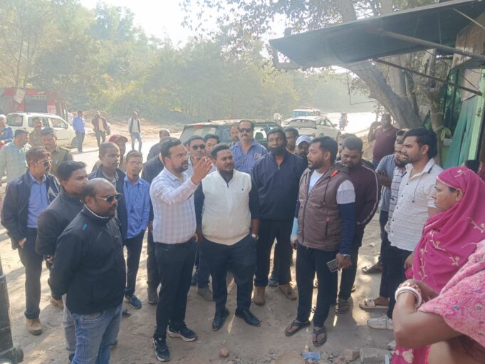 निगम के अतिक्रमण दस्ते ने गौ माता चौक में शासकीय भूमि पर निर्मित अवैध मकान पर की कार्यवाही