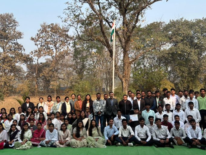कृषि कॉलेज में धूमधाम से मनाया गया गणतंत्र दिवस, अधिष्ठाता डॉ राजेश साहू ने फहराया तिरंगा