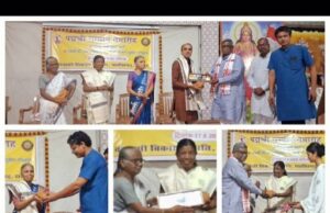 वनवासी कल्याण आश्रम ने पद्मश्री सम्मान से विभूषित बुधरी ताती और गोडबोले दंपति को किया सम्मानित