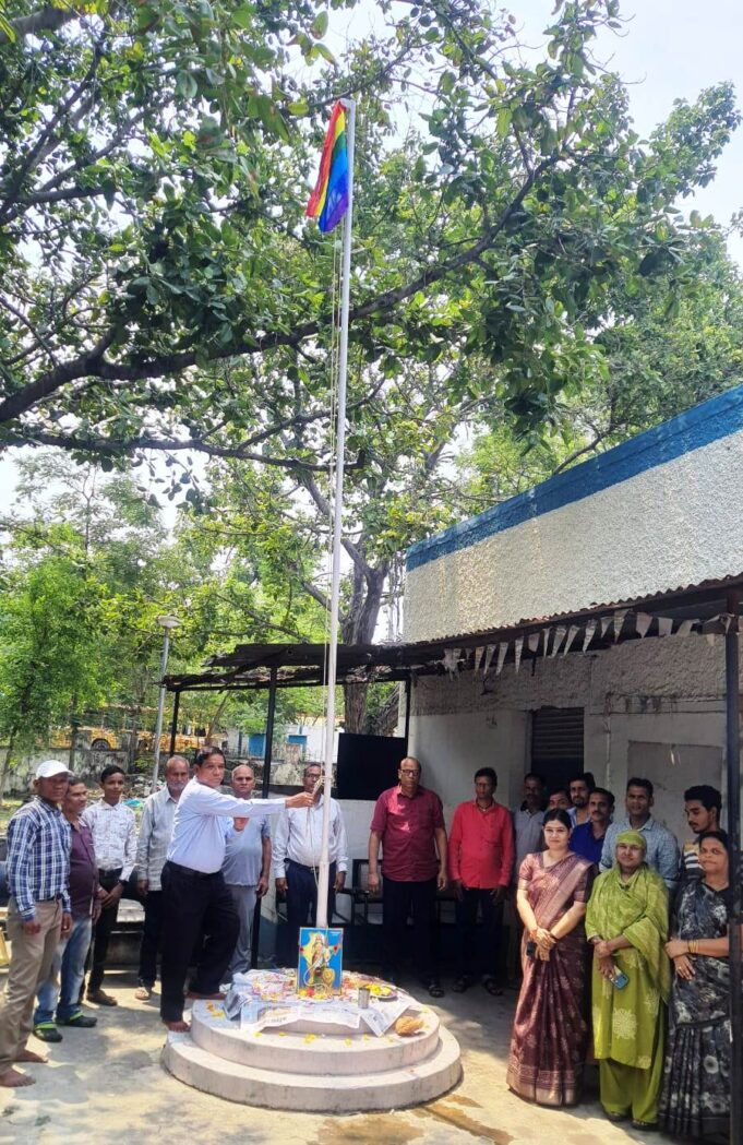जिला सहकारी बैंक एनटीपीसी में फहराया गया सहकारी सतरंगी ध्वज, 39 वर्ष पुराने अतिवरिष्ठ खाता धारक TS हरिपाल व सपूरन लाल ने सहकारी गीत के साथ किया ध्वजारोहण