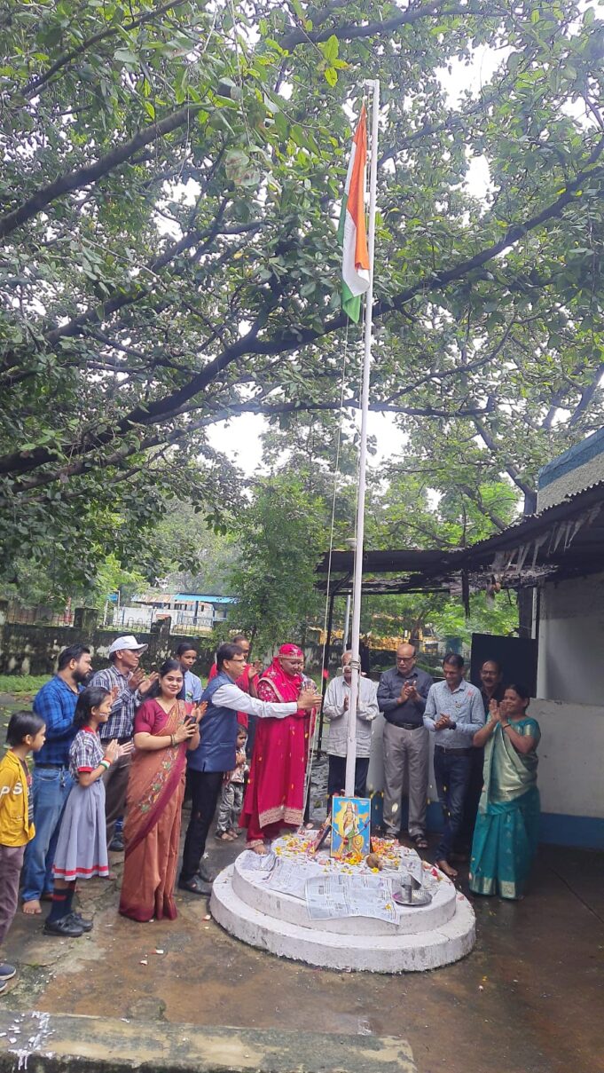 स्वतंत्रता दिवस पर जिला सहकारी बैंक एनटीपीसी में पर्यवेक्षक ज्ञान सोनी व सुनीता चौहान ने किया ध्वजारोहण