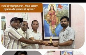 5 साल के परिश्रम को मिला सम्मान, स्वामी विवेकानंद की ताम्र प्रतिमा भेंट कर AK गुरुकुल कॉलेज के संस्थापक अक्षय दुबे का सम्मान